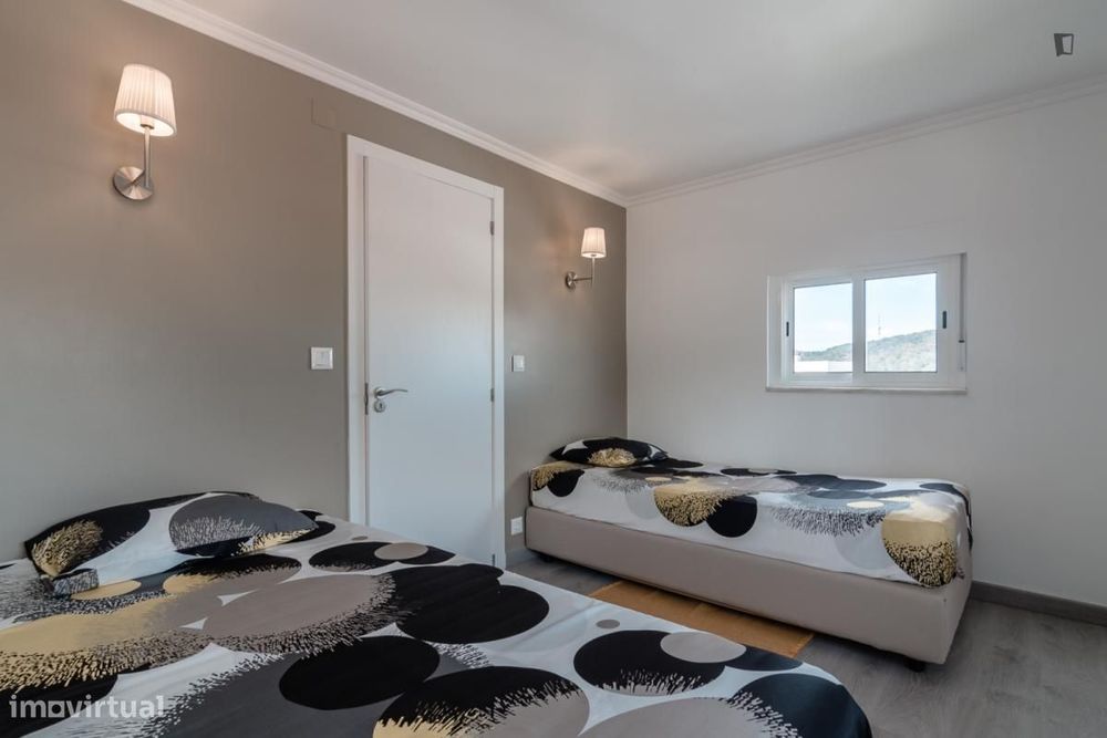 Quarto - localizado em Campolide Lisbon