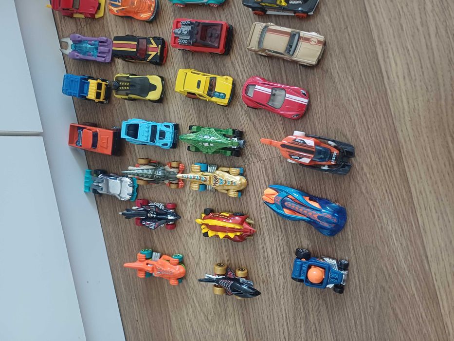 72 auta hot wheels,1 helikopter