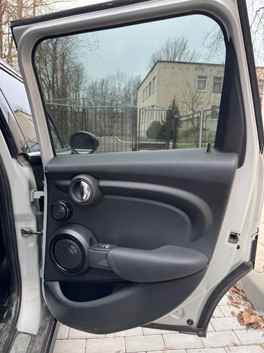 Mini Cooper one 4 doors 2017