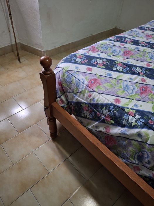 Cama em pinho mel em excelente estado + colchão
