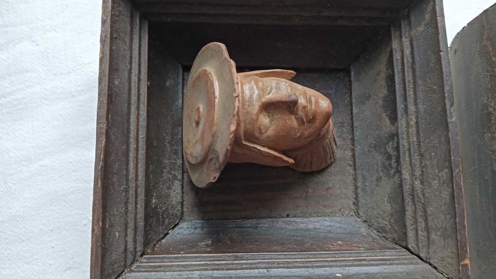 Bardzo stare ceramiczne głowy wawelskie