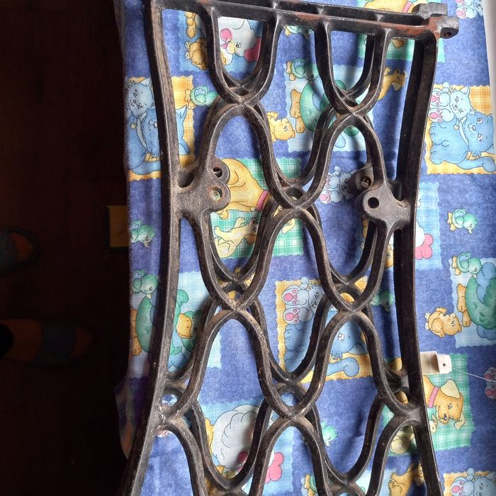 Чугунные ножки на колесиках от швейной машинки