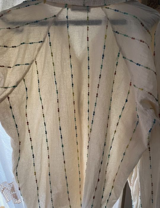 Camisa Pinka tom crú com bordados de várias cores