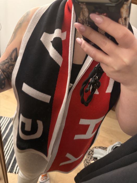 Piękny Szal Givenchy