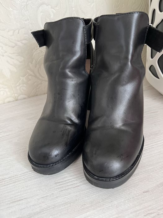 Ботіночки Primark на широкому каблуку 37 розмір.