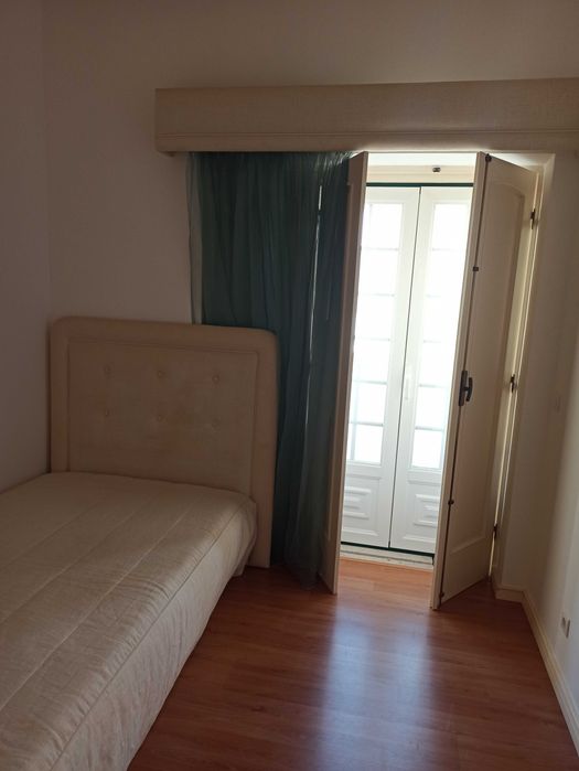 Cabeceira de cama (corpo e meio)