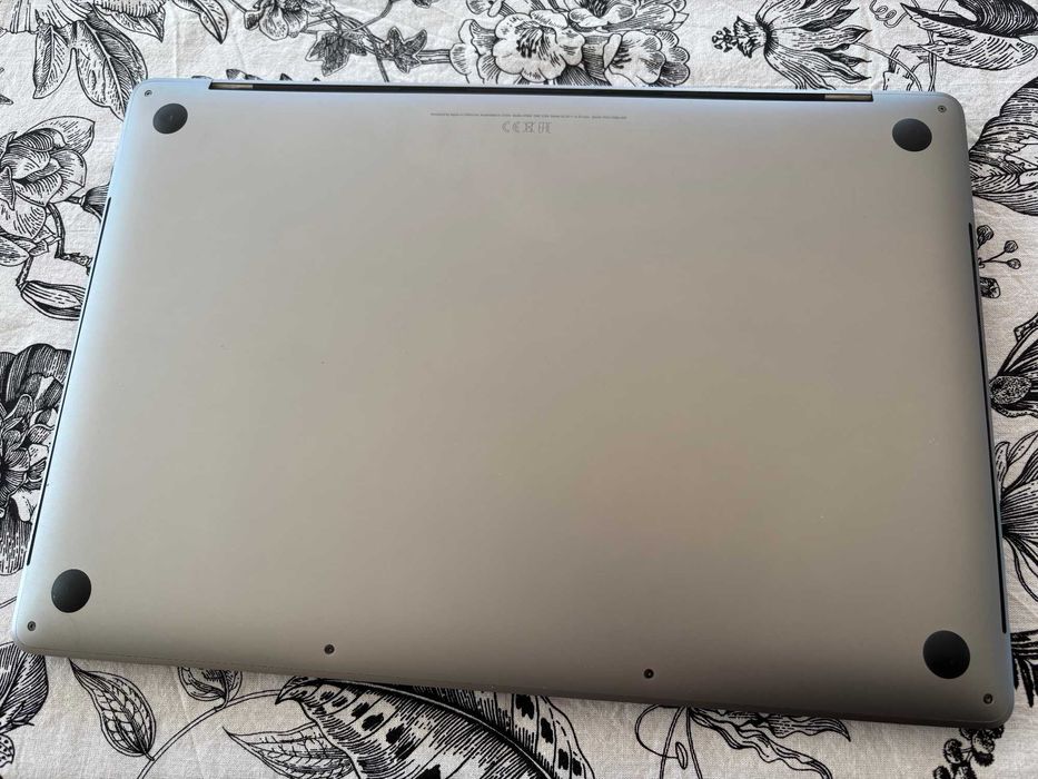 Macbook Pro 15 cali, i9/32GB RAM/Radeon Pro Vega 20 4GB/ Dysk SSD 1TB