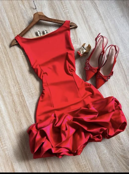 Жіноча яскраво - червона міні сукня нова  з атласними