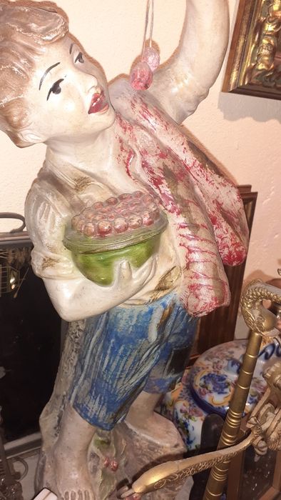 Estatueta menino cerejas faiança antiga