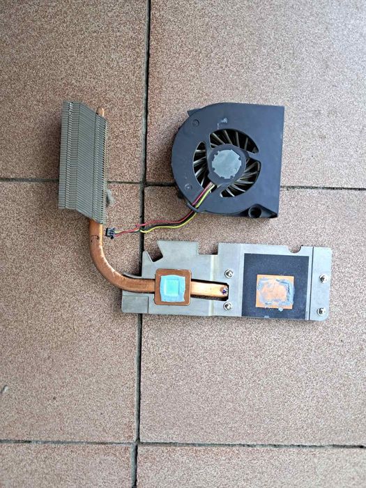 Кулер вентилятор з радіаториом для ноутбука.