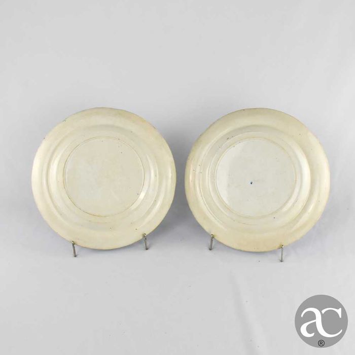 Par de pratos rasos em faiança inglesa