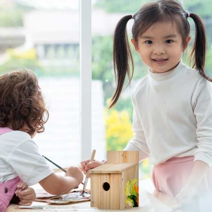 Drewniana budka lęgowa dla ptaków