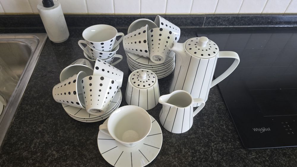 Serviço de Café Completo "Gato Preto" Porcelana Geométrica – 27 Peças