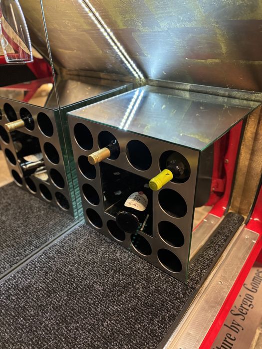 bar produzido com porta de automóvel