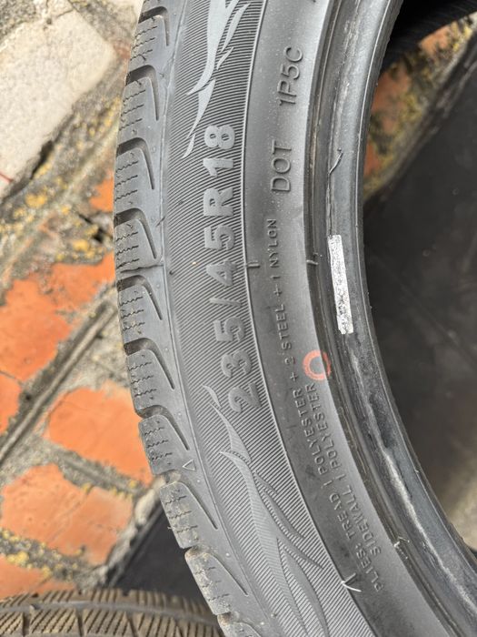 Зимова гума 235/45/18  22 року Відкатав пів сезону