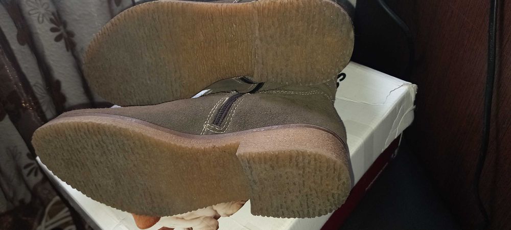 Borins rasos, tom caqui, em pele - 35 - Hush Puppies