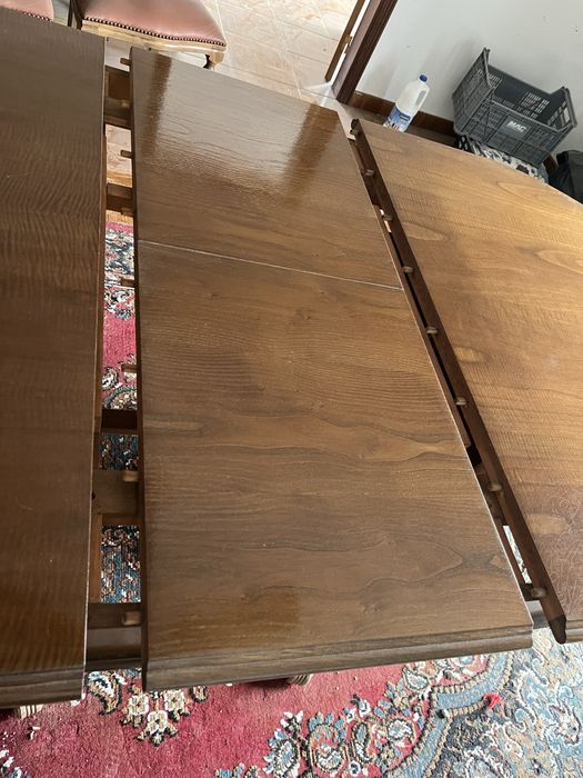 Mesa oval extensivel em madeira