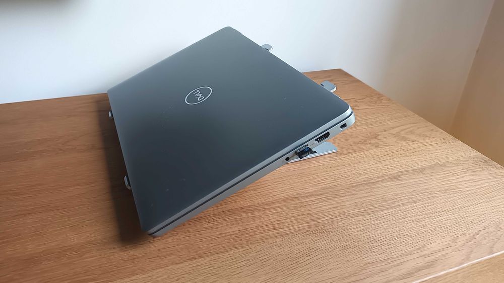 Nowa regulowana, aluminiowa podstawka pod laptopa lub tablet