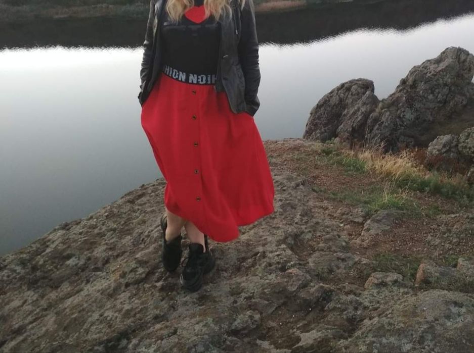 Актуальна спідниця міді