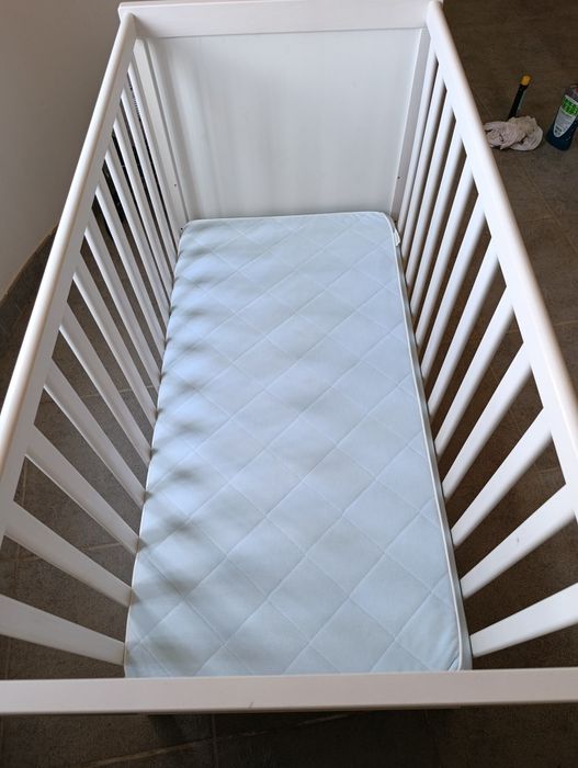 Cama de bebé branca da Ikea