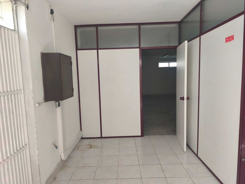 Armazém para arrendamento,  espaço pode ser dividido em 2 armazéns