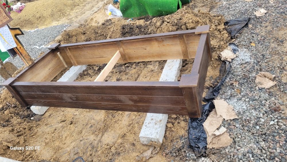 Надгробок дерев'яний. Флагшток