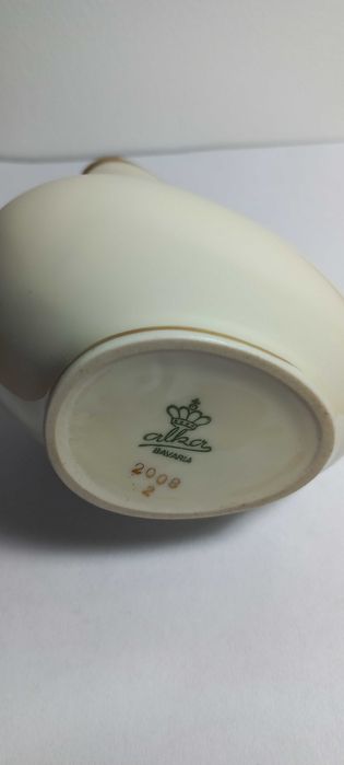 Porcelanowy dzbanuszek  , wazonik z sygnaturą. Alka Bawaria .