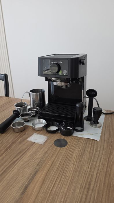 DeLonghi Stilosa EC235.BK + młynek Hario + akcesoria baristy – komplet