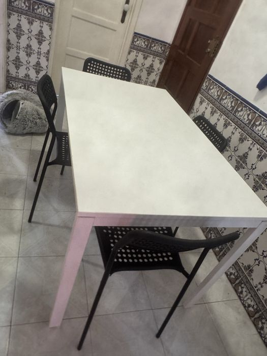 Mesa com 4 cadeiras na Amadora