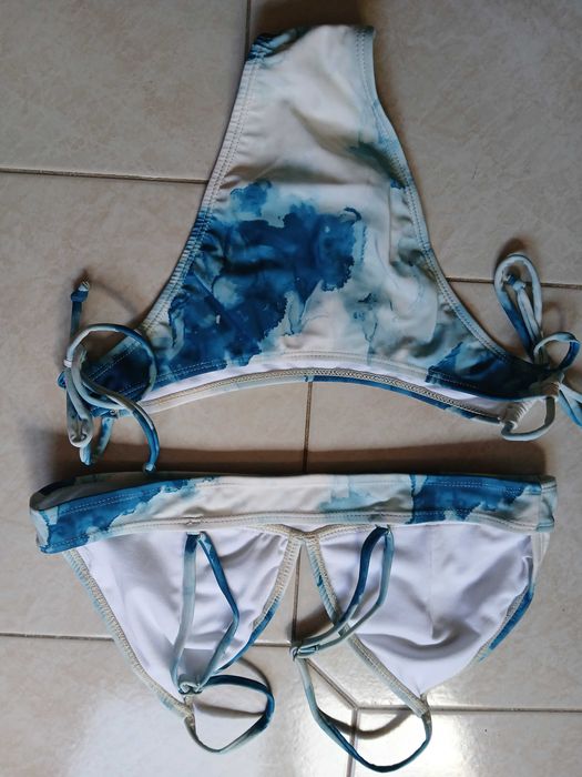 Biquini tie die azul e branco