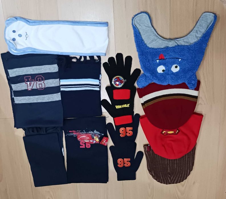 Vários gorros, luvas e cachecóis para criança