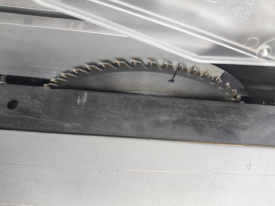 Pilarka stołowa 2000 W Ø250 mm
Meec Tools