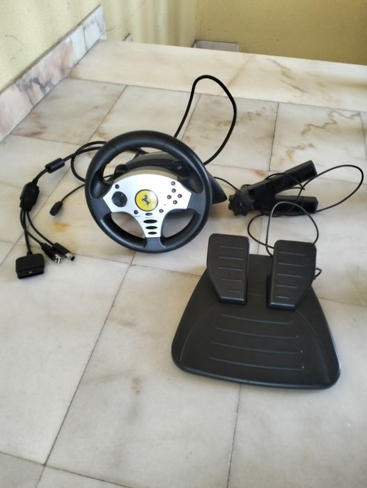 Volante com pedais para consola de jogos.