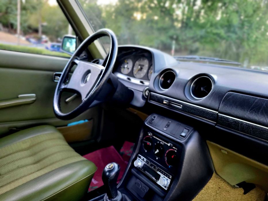 Mercedes-123  Classic  Old Car