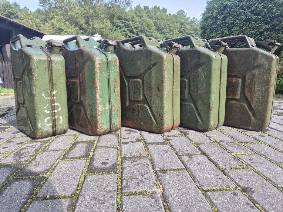 Pięć kanistrów metalowych po 20 l