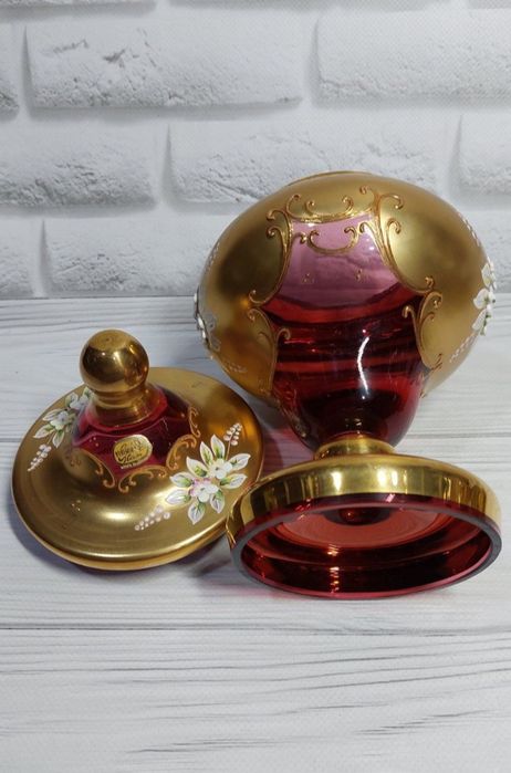 Подарочные предметы из стекла  : шкатулка, вазочки,конфетница.,.