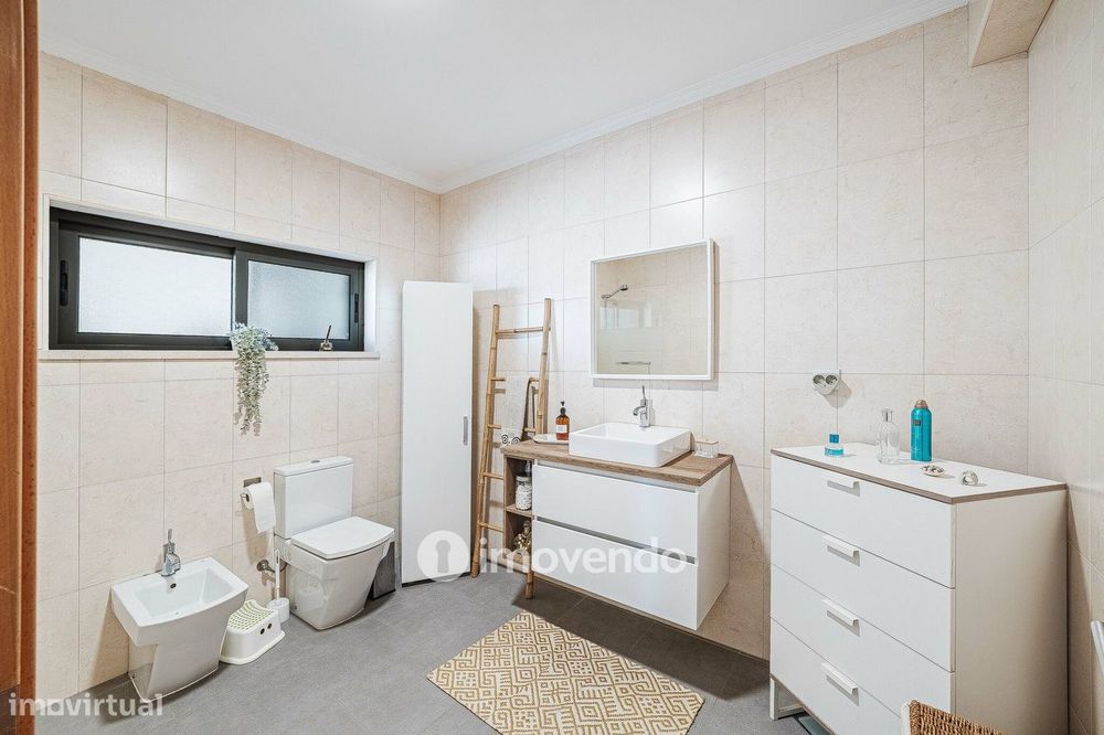 Moradia T3+1 de design moderno, com jardim, na Quinta do Anjo