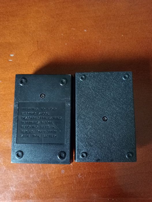 Dwa mierniki elektryczne kasy PRL