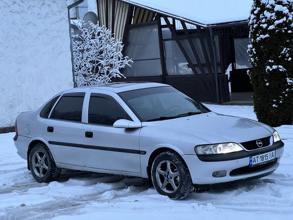 Продам вектру з мотором 1.6 1998року.