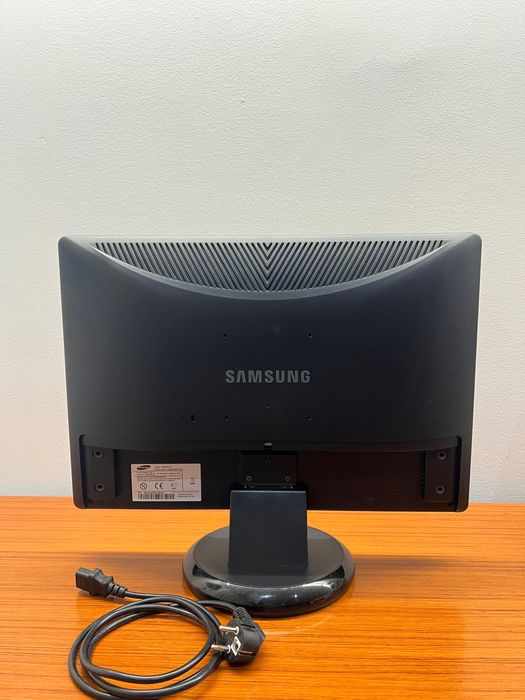 Monitor Samsung Syncmaster 226bw:  2ms  Dynamic Contrast 3000:1