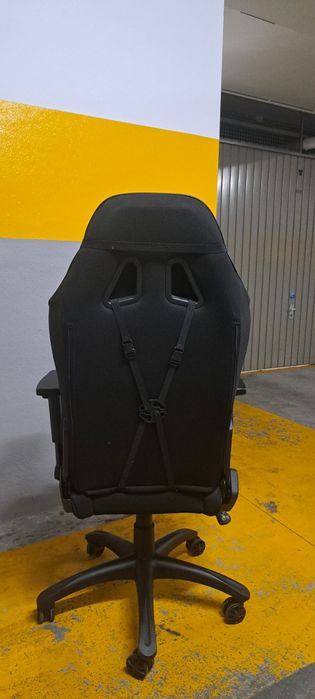 Cadeira Gaming AKRacing  em preto e carbono