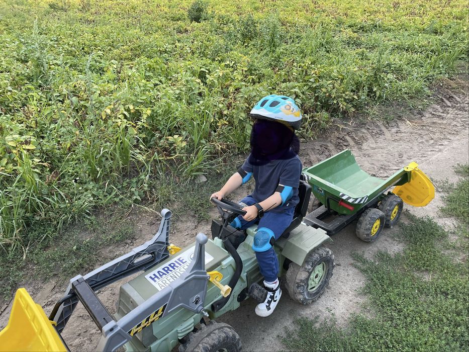Traktor na pedały z przyczepą i łyżką. Jeździk