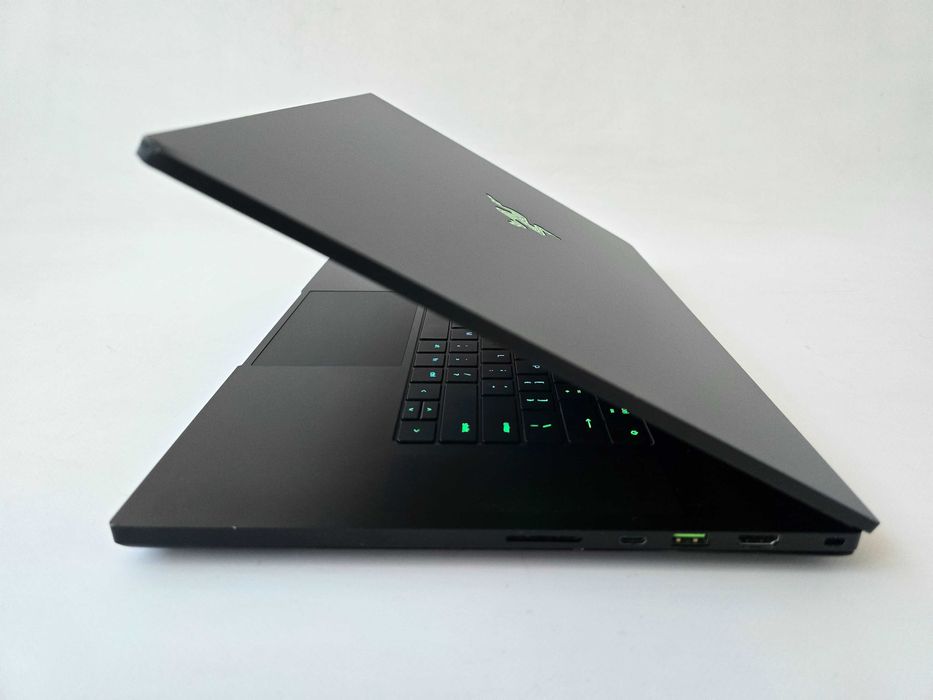 Razer Blade 18 (2023) I9 13950HX/RTX 4070/RAM 32GB/SSD 1TB/QHD+240Hz
