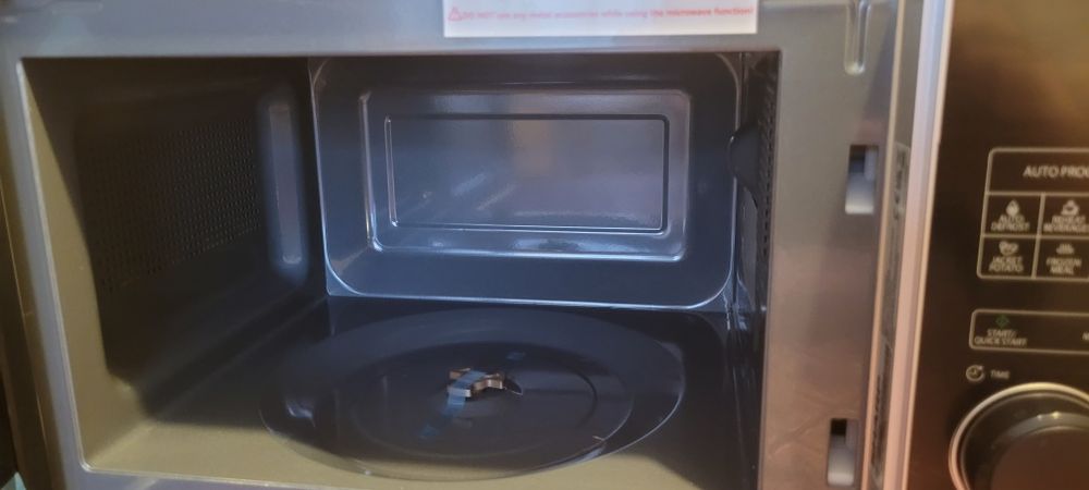 Kuchenka mikrofalowa SHARP YC-PS204AE-S 700W