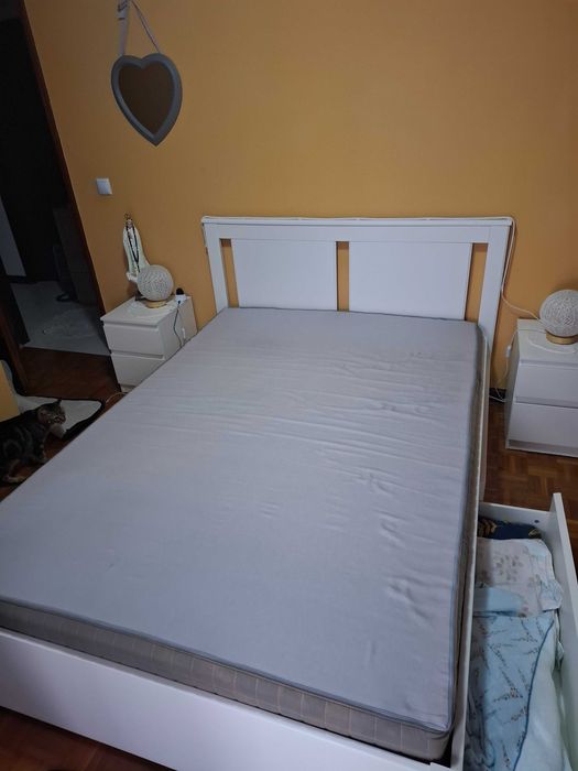 Cama casal com mesa de cabeceira s/colchão