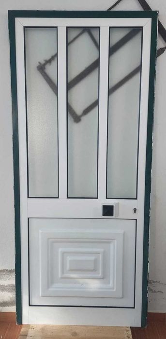 Janelas e Porta em Alumínio brancas