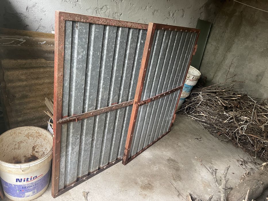 2 portões em ferro em bom estado