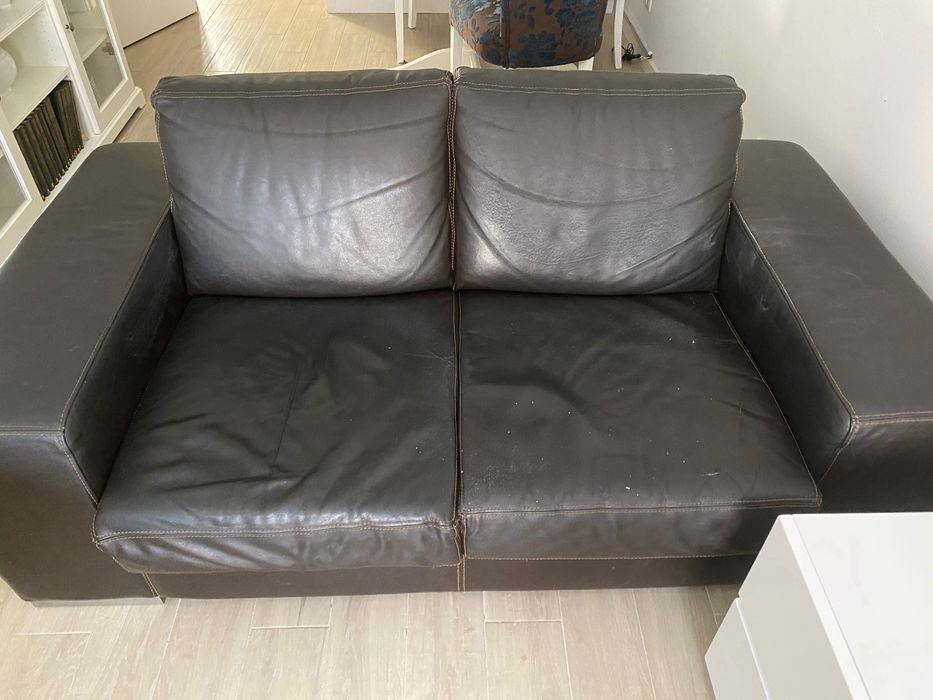 2 Sofás em pele, usados