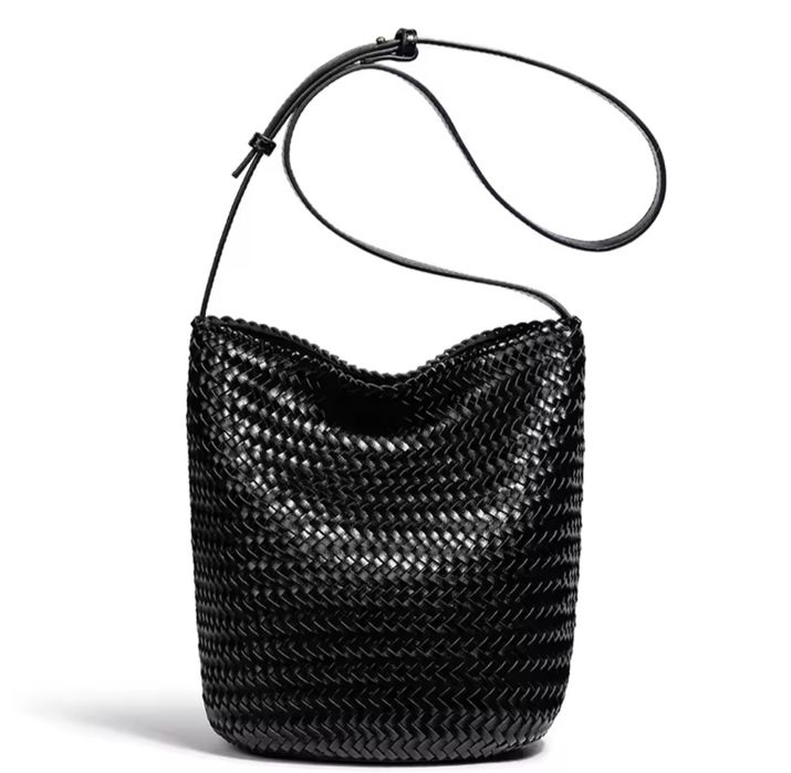 Стильна чорна плетена сумка
