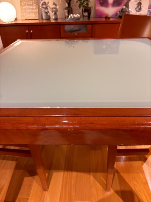 Conjunto mesa, cadeiras e aparador